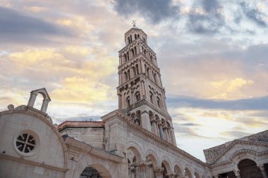Katedrali ve eski saray binasının bir kısmını ayır. Ayrıl, Hırvatistan.