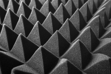 Soyut bir arkaplan olarak siyah piramitler. Akustik köpük.