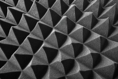 Soyut bir arkaplan olarak siyah piramitler. Akustik köpük.