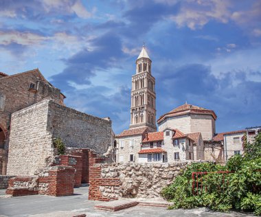 Katedrali ve eski saray binasının bir kısmını ayır. Ayrıl, Hırvatistan.