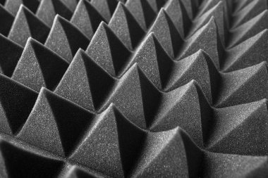 Soyut bir arkaplan olarak siyah piramitler. Akustik köpük.