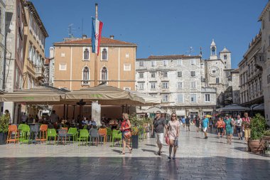 Split, Hırvatistan - 12 Temmuz 2017: Split şehir sahil yaz.