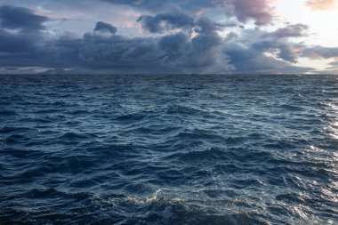 Fırtınalı Deniz ve Gökyüzü. Fırtınalı denizin arka planında bulutlu bir gökyüzü.