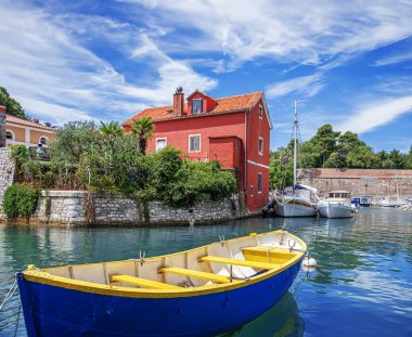 Balıkçılar deniz kenarında kırmızı bir ev. Hırvatistan ve Zadar.