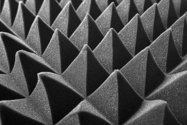 Soyut bir arkaplan olarak siyah piramitler. Akustik köpük.