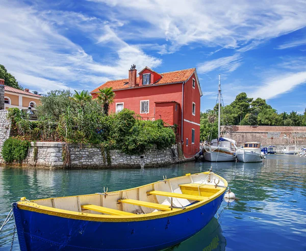 Balıkçılar deniz kenarında kırmızı bir ev. Hırvatistan ve Zadar.