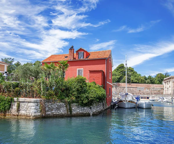 Balıkçılar deniz kenarında kırmızı bir ev. Hırvatistan ve Zadar.