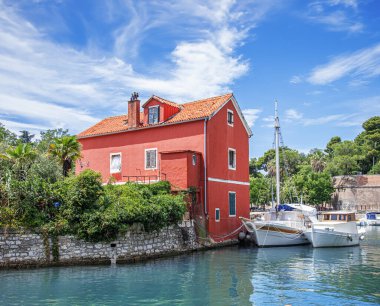 Balıkçılar deniz kenarında kırmızı bir ev. Hırvatistan ve Zadar.