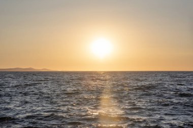 Gün batımına karşı deniz dalgaları.