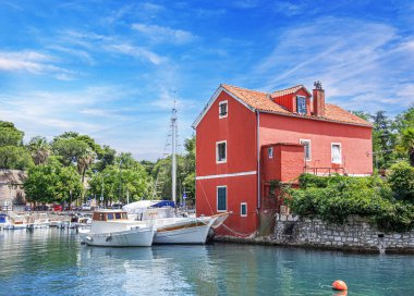 Balıkçılar deniz kenarında kırmızı bir ev. Hırvatistan ve Zadar.