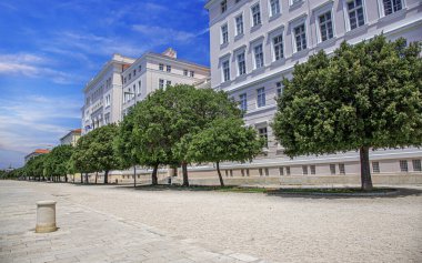 Güneşli bir yaz gününde Zadar Üniversitesi binası.