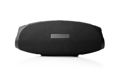 Taşınabilir kablosuz ses hoparlörü beyaz arkaplanda izole edildi.