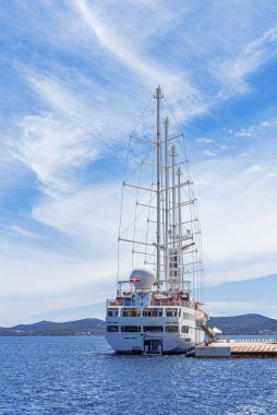 Limanda yelkenleri indirilmiş beyaz yelkenli gemi..