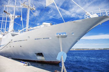 Limanda yelkenleri indirilmiş beyaz yelkenli gemi..