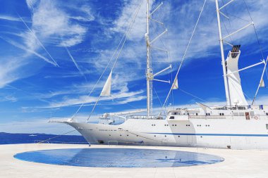 Limanda yelkenleri indirilmiş beyaz yelkenli gemi..