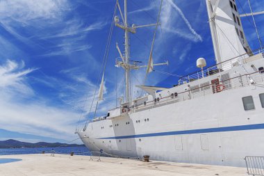 Limanda yelkenleri indirilmiş beyaz yelkenli gemi..