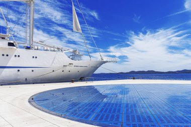 Limanda yelkenleri indirilmiş beyaz yelkenli gemi..