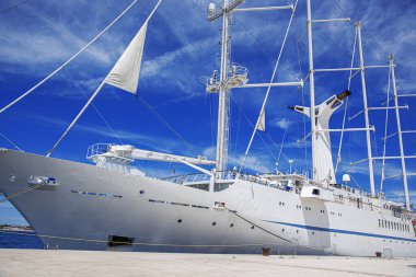 Limanda yelkenleri indirilmiş beyaz yelkenli gemi..