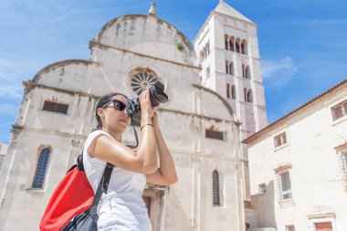 Güneşli bir günde sokakları ve ilgi noktaları fotoğraf çekimi bir kamera ile turizm.