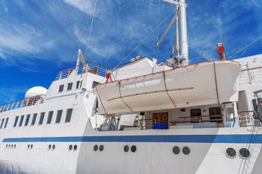 Limanda yelkenleri indirilmiş beyaz yelkenli gemi..