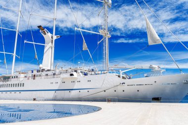 Limanda yelkenleri indirilmiş beyaz yelkenli gemi..