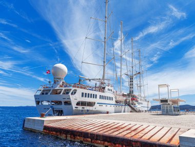 Limanda yelkenleri indirilmiş beyaz yelkenli gemi..