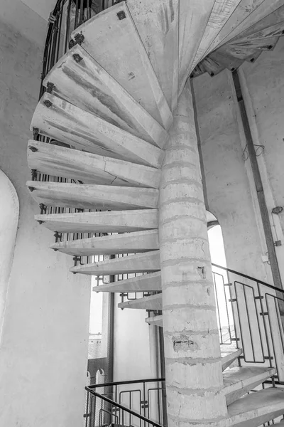 Sarmal beton merdiven. Yuvarlak merdivenlerin taş basamakları.