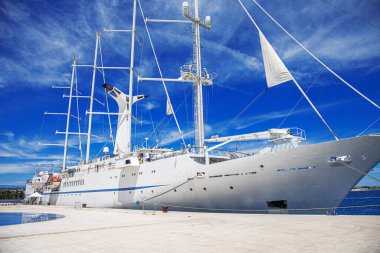 Limanda yelkenleri indirilmiş beyaz yelkenli gemi..