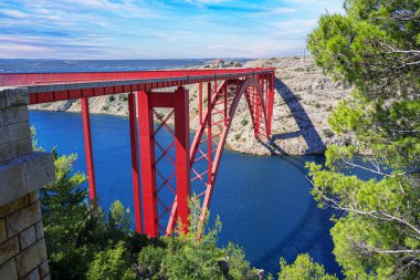 Dağların arka planında bir yolu olan demir kemer köprüsü..
