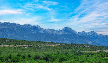 Hırvatistan Dağları. Zadar şehrinin çevresinde bir dizi kayalık dağ var..