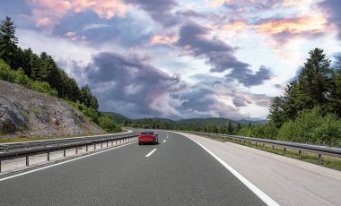 Arka planda kayalık dağlar olan köy yolu..