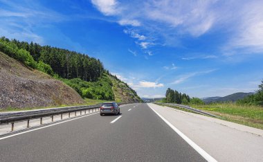 Arka planda kayalık dağlar olan köy yolu..