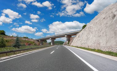 Yol üzerindeki karayolu köprüsü.