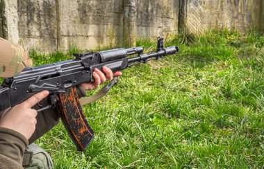 Askerlerin elleri makineli tüfek tutar..