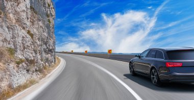 Asfalt yolda siyah bir araba. Güzel günbatımında asfalt yol manzarası kırsalda