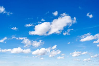 Mavi gökyüzü. Bulutlu mavi gökyüzü arkaplanı