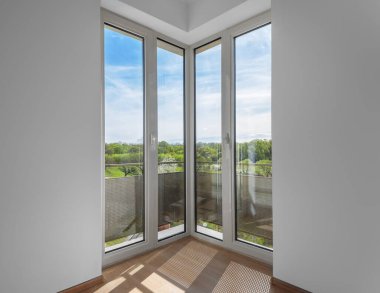 Oturma odasının zemininin köşesindeki pencere..