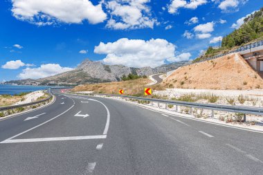 Banliyö otobanında bir araba üst geçidi. Balkanlar.