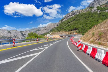 Banliyö otobanında bir araba üst geçidi. Balkanlar.
