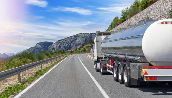 美しい道路の燃料トラック ホワイトタンクトラックが燃料を輸送 ストック写真
