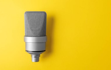 Renkli bir arkaplanda podcast için mikrofon.