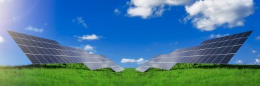 Mavi Gökyüzü bulutlu güneş enerjisi panelleri