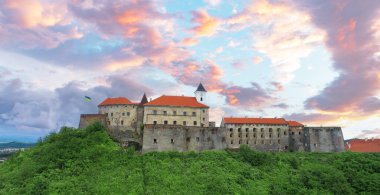 Ukrayna 'nın Transcarpathian bölgesindeki Mukachevo' daki Palanok Kalesi 'ne resim gibi bir manzara