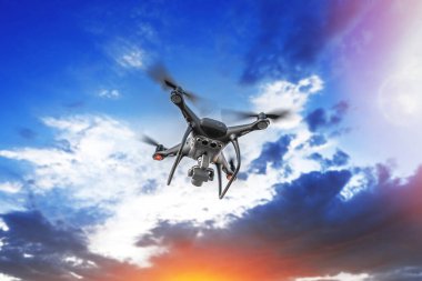 Kameralı, gökyüzünde uçan siyah, modern bir dron..