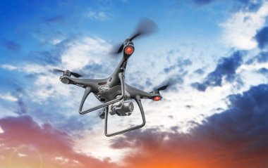 Kameralı, gökyüzünde uçan siyah, modern bir dron..