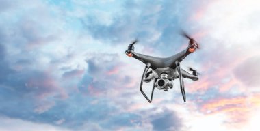 Kameralı, gökyüzünde uçan siyah, modern bir dron..