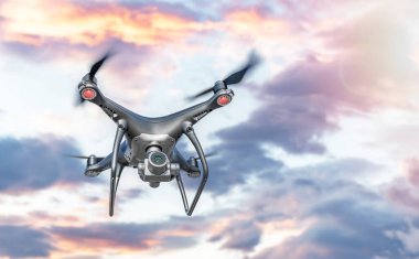 Kameralı, gökyüzünde uçan siyah, modern bir dron..
