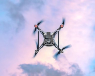 Kameralı, gökyüzünde uçan siyah, modern bir dron..