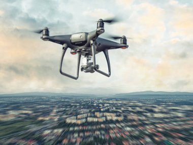 Şehir üzerinde uçuş karanlık drone.