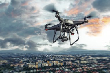 Şehir üzerinde uçuş karanlık drone.